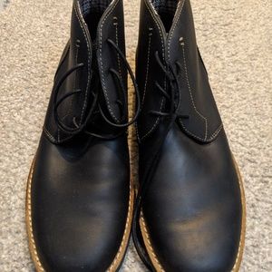 penguin monty chukka